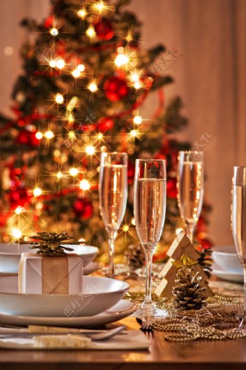 梦幻圣诞树与香槟美食图片