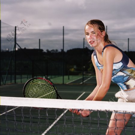 打网球的女运动员图片