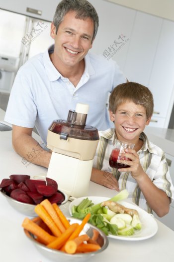 给孩子做果汁的父亲图片