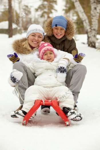 滑雪的外国家庭图片