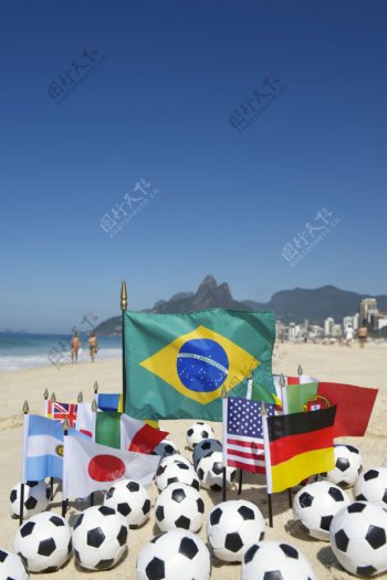 沙滩上的足球和各国旗帜
