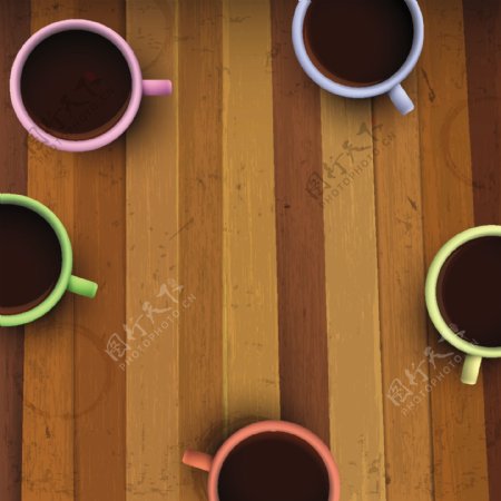 在木桌上五颜六色的咖啡杯
