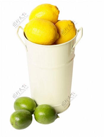 铁桶里的柠檬图片