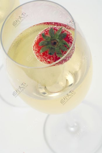 葡萄酒与草莓摄影图片