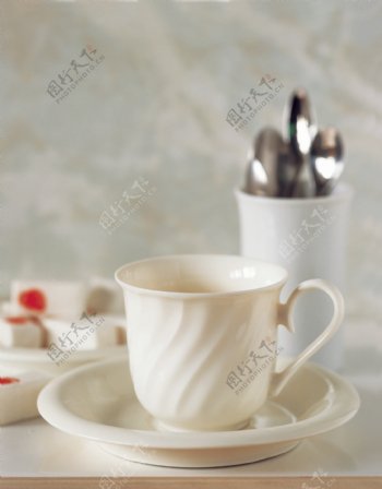 一套白色陶瓷茶具图片