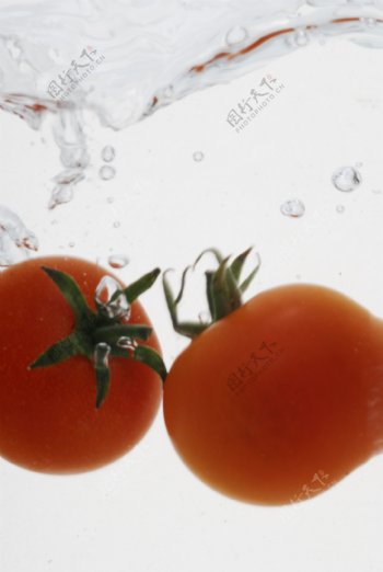水中的两个西红柿图片