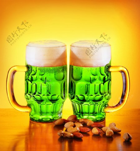 杯子内的绿色饮料图片