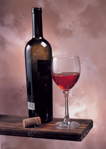 一瓶红酒和一杯红酒图片