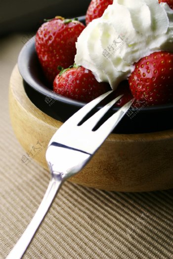 草莓冰淇淋特写图片