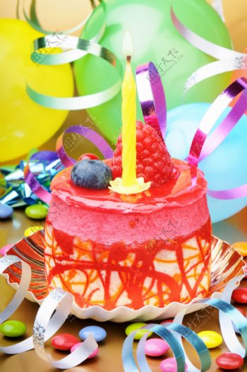 水果生日蛋糕与蜡烛图片