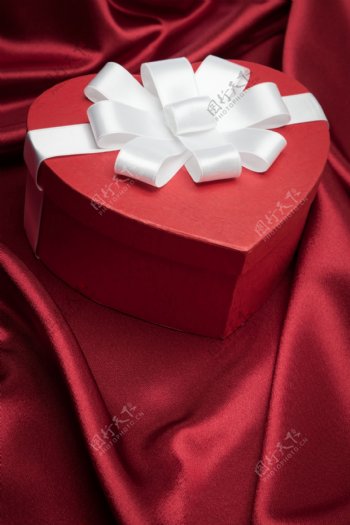 红色礼盒与绸缎背景图片
