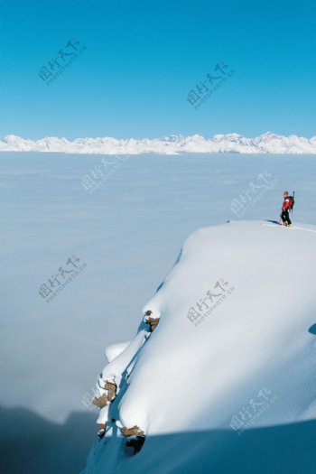 雪山上的登山运动员高清图片