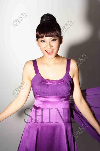 紫色服装明星偶像图片