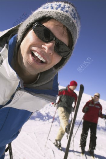 滑雪场的外国男人图片