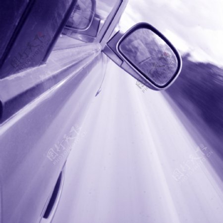 高速行驶的轿车图片