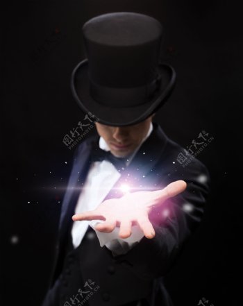 用手托起变魔术的魔术师图片