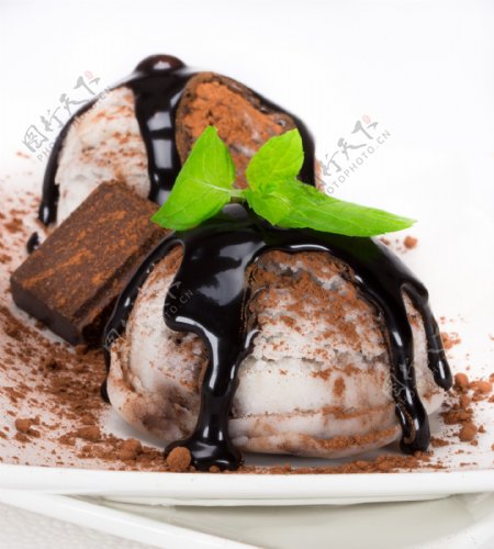 冰激凌上的巧克力图片