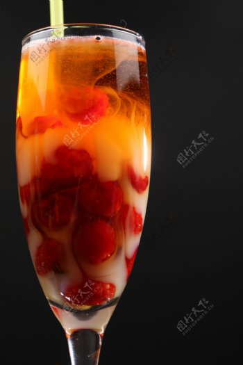 草莓果肉鸡尾酒图片
