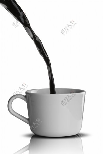 白色杯子和咖啡液体图片
