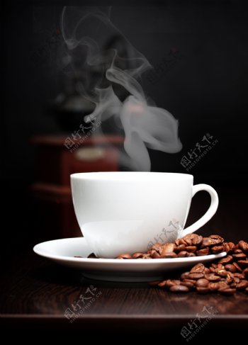 咖啡豆与一杯咖啡图片