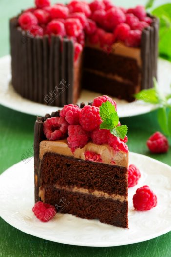 树莓巧克力蛋糕摄影图片
