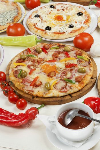 披萨与辣椒番茄图片
