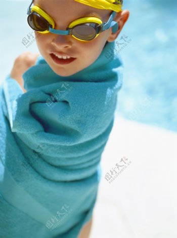 游泳的小男孩图片