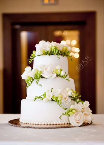 白色花朵婚礼蛋糕图片