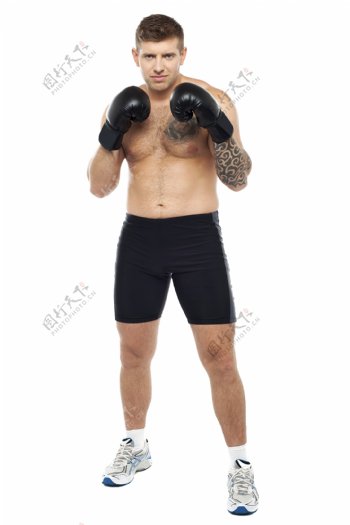 打拳击的男人写真图片
