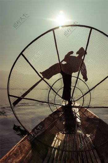 渔船上的渔民图片