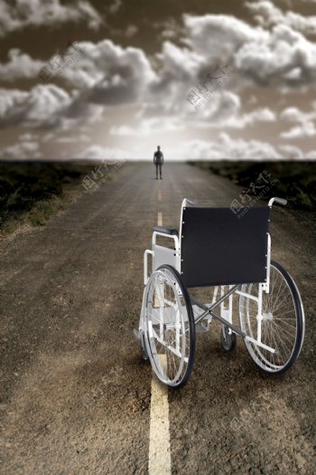 公路上的轮椅图片