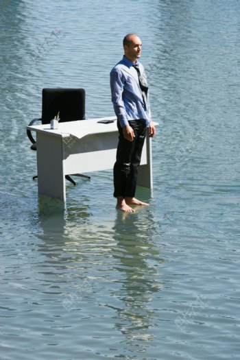 站在水面上办公的男人图片