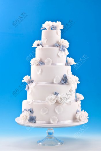 白色多层婚礼蛋糕图片