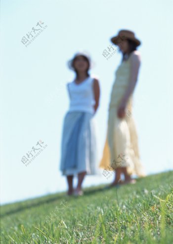 站立在草地上的女人图片