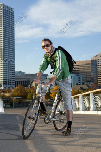 骑单车的男人图片