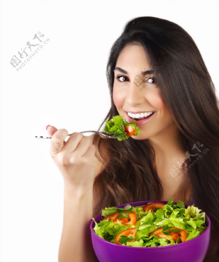 吃蔬菜沙拉的长发美女图片