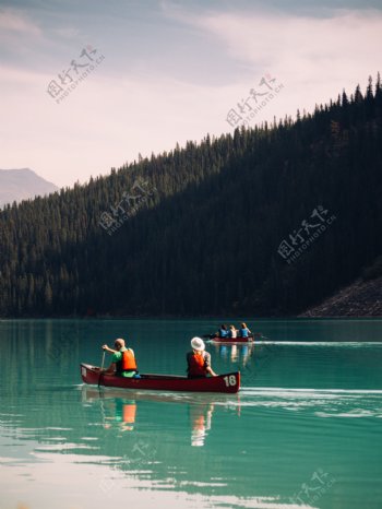 高清湖面上划船图片