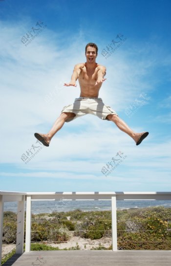 跳跃的男人图片