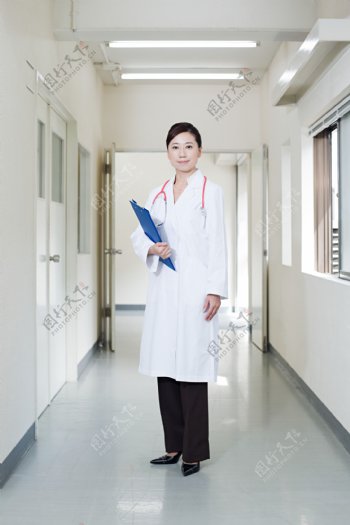 抱着文件夹的女医生图片