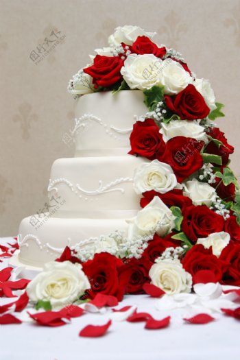 婚礼蛋糕与玫瑰花