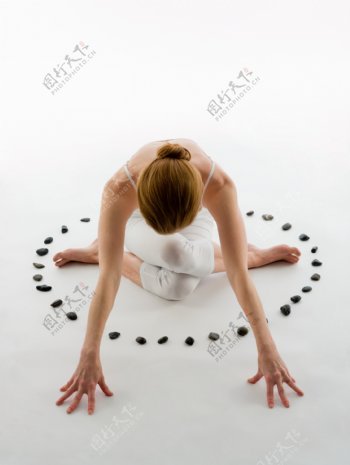 女性养生石瑜伽操图片