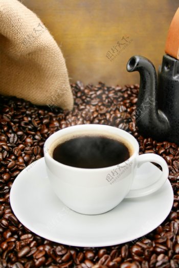 热咖啡与咖啡豆
