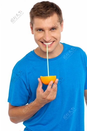 吸橙汁的男人图片