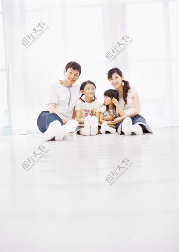 坐在地板上的幸福家人图片