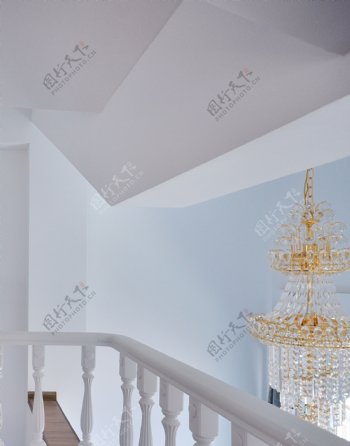 白色楼梯时尚吊灯设计图
