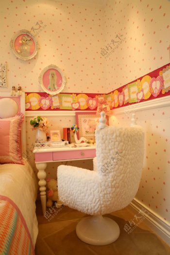 可爱粉色卧室书桌设计图