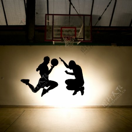 打篮球的篮球运动员图片