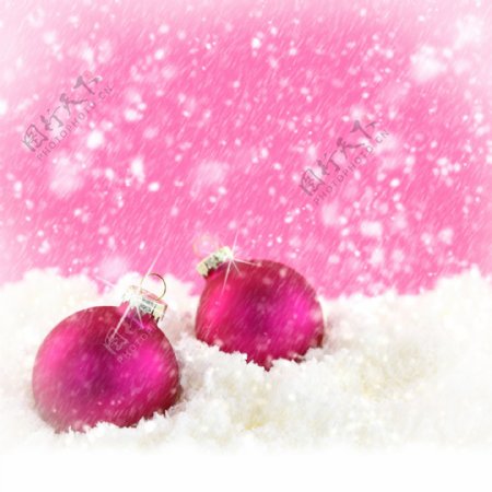 雪地里的两个圣诞球图片