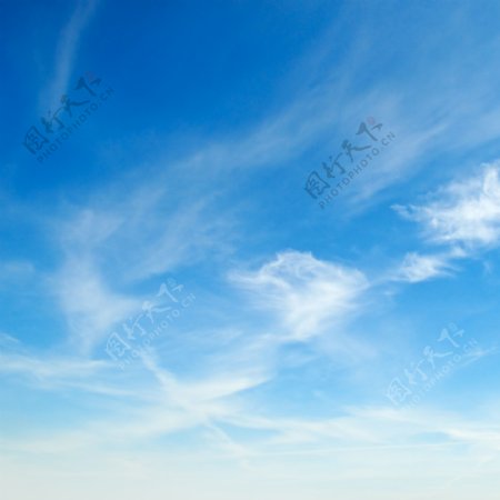 蓝天和薄薄的云朵图片