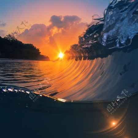 夕阳下的海浪图片